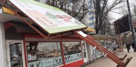 FOTO // Dezastru în Capitală. Vântul a doborât un panou de publicitate și a prăbușit mai mulți copaci